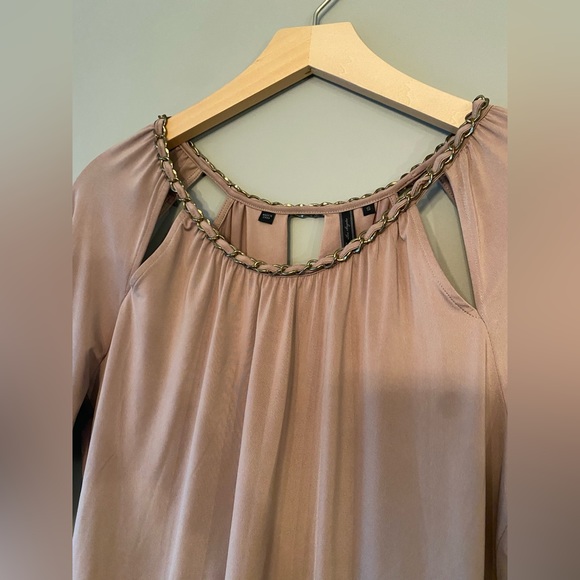 Guess Top with cut out and gold chain accents Small open back - Picture 5 of 5
